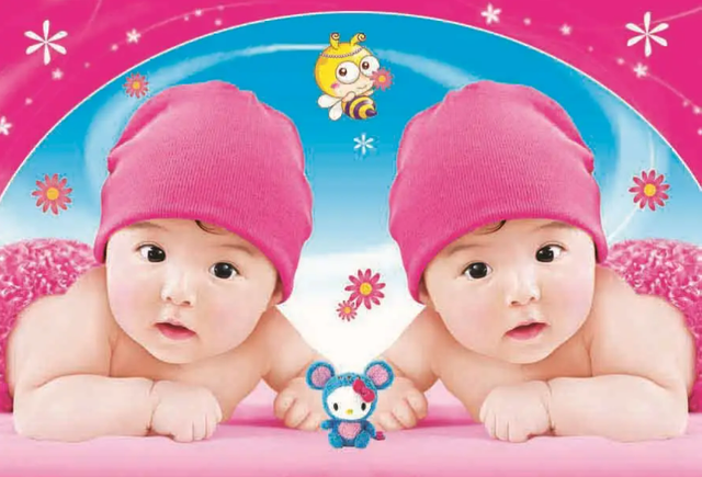 妈妈孕期常看可爱娃娃照，宝宝2个多月后，竟和画报娃娃“撞脸”